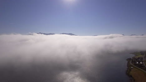 Luftaufnahme-Von-Wolken,-Die-über-Einem-Fjord-Ziehen