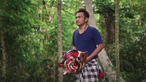 El-Rostro-Audaz-De-Un-Bailarín-Tradicional-De-Barong-Bangkung,-Que-Lleva-Una-Máscara-Llena-De-Cuentos-Místicos-De-La-Cultura-Balinesa