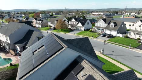 Moderne-Häuser-Mit-Sonnenkollektoren-Auf-Dem-Dach-In-Einem-Noblen-Vorort-Einer-Amerikanischen-Stadt