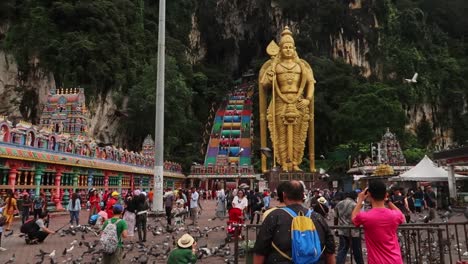 Los-Turistas-Se-Agolpan-En-La-Estatua-Hindú-Y-El-Templo-De-Las-Cuevas-De-Batu,-Kuala-Lumpur.