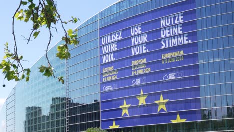 Riesiges-Banner-Mit-Der-Ankündigung-Der-Bevorstehenden-Europawahlen-An-Der-Fassade-Des-Gebäudes-Des-Europäischen-Parlaments-In-Straßburg,-Frankreich