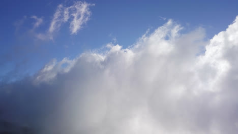 Reine,-Ruhige-Grau-weiße-Stratus-Wolkenlandschaft-Unter-Blauem-Himmel