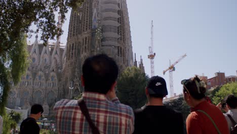 Touristen-Bestaunen-Die-Türme-Der-Sagrada-Familia-Unter-Klarem-Himmel-In-Barcelona