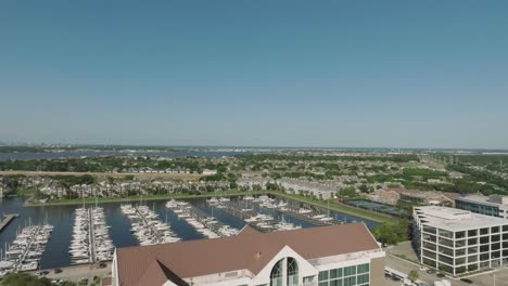 Una-Toma-Aérea-Del-Complejo-Portuario-De-La-Costa-Sur,-El-Centro-De-Conferencias-Y-El-Puerto-Deportivo-En-League-City,-Texas.