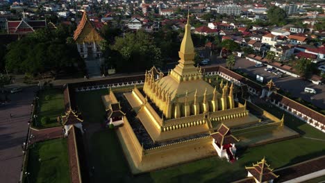 Luftaufnahme-Einer-Drohne-Vom-Goldenen-Stupa-Von-Pha-That-Luang-In-Vientiane,-Laos
