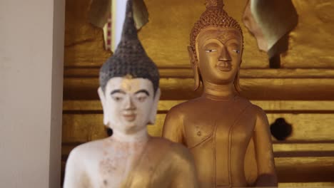 Antike-Buddha-Statue-Im-Inneren-Des-Buddhistischen-Tempels-Pha-That-Luang,-Goldene-Stupa-In-Vientiane,-Laos