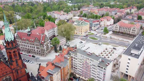 Rote-Fassade-Der-Kathedrale-Von-Legnica-Mit-Stadtbüro-Und-Straßen-In-Polen