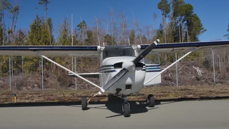 Avión-Monomotor-De-Pistón-Cessna-C172-Skyhawk-Estacionado-En-El-Aeropuerto