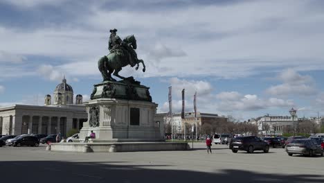 Seitliche-Aufnahme-Eines-Beliebten-Denkmals-Im-Schloss-Schönbrunn-In-Wien,-Österreich