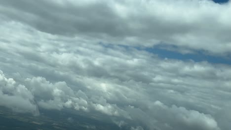 Perspectiva-Piloto-Pov-De-Un-Espectacular-Cielo-Invernal-Lleno-De-Nubes