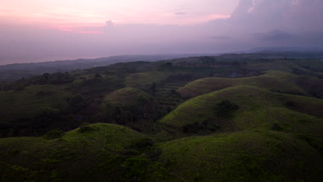 Luftaufnahme-Des-Teletubbies-Hügels-Bei-Sonnenuntergang-In-Nusa-Penida,-Bali,-Indonesien