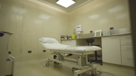 Leerer-Medizinischer-Untersuchungsraum-Mit-Bahre-Und-Schränken-Unter-Weißer-Lampe