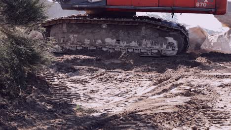 Pistas-De-Excavadora-De-Orugas-Cubiertas-De-Barro-En-Un-Sitio-De-Construcción