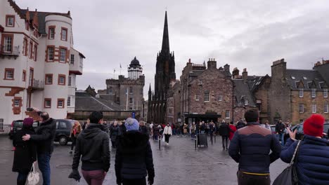 Menschen-Spazieren-Entlang-Der-Royal-Mile,-Edinburgh,-Schottland