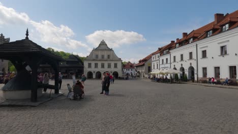 Turistas-En-La-Histórica-Ciudad-De-Kazimierz-Dolny-En-Polonia---Toma-Amplia