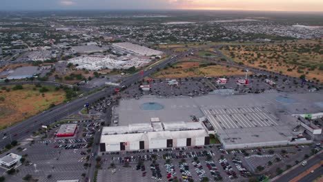 Hiperlapso-De-Una-Puesta-De-Sol-Sobre-Un-Centro-Comercial-En-La-Ciudad-De-Reynosa,-México