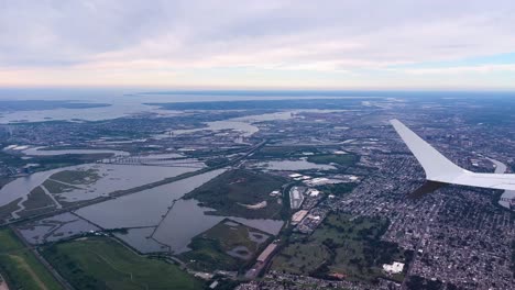 Flugzeug-Fliegt-über-New-Jersey-Mit-Der-Insel-Manhattan-In-Der-Ferne