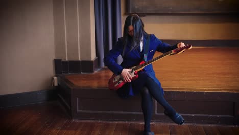 Japanisches-Highschool-Mädchen-Stimmt-Gitarre-Für-Bandprobe