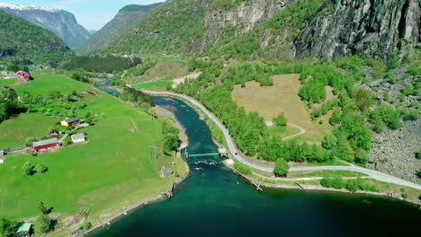 Wunderschönes-Tal-Und-Malerischer-Flussblick-Aus-Der-Luft-Auf-Das-Dorf-Flam,-Norwegen