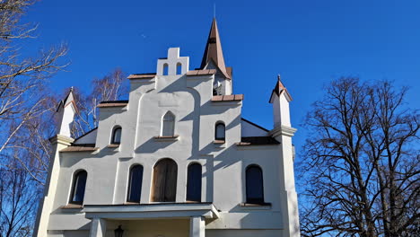 Kirche-Weiß-Schlicht-Fassade-Turm-Glocke-Religiös-Kult-Anbetung
