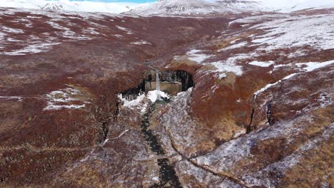 Erdige-Vulkanlandschaft-In-Gefrorenen,-Vereisten-Winterwasserfällen,-Svartifoss-Basaltsäule,-Isländische,-Nordische-Naturumgebung,-Reiseziel