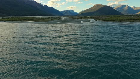 Dolly-Aéreo-Sigue-Las-Olas-Rompiendo-En-El-Delta-En-El-Borde-Del-Lago-Wakatipu-Glenorchy-Nueva-Zelanda