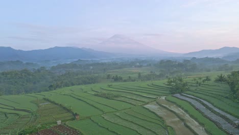 Aerial-panoramic-view-of-the-landscape-of-the-countryside-and-its-nature,-in-the-background-the-mountain-covered-by-clouds