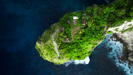 Touristic-Tree-Hut-at-Thousand-Island-Viewpoint-on-headland,-top-down-aerial
