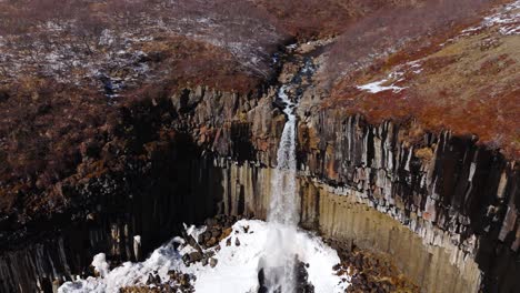 Establecer-Toma-Aérea-Volar-Natural-Cascada-Svartifoss-Paisaje-Islandés