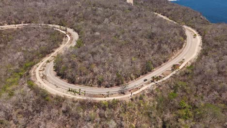 Caminos-Sinuosos-A-Través-De-Las-Montañas-En-El-Parque-Nacional-Huatulco,-Oaxaca