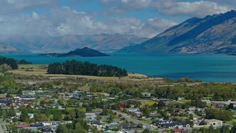 Luftaufnahme-Einer-Malerischen-Stadt-Am-Seeufer-Auf-Der-Südinsel-Neuseelands