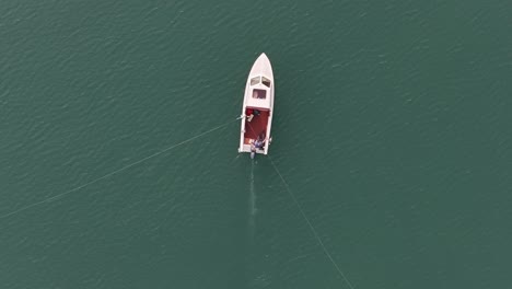 Einsames-Boot-Auf-Dem-Smaragdgrünen-Wasser-Des-Walensees,-Schweizer-Serenit---Luftaufnahme-Von-Oben