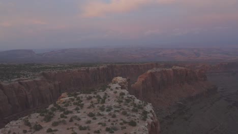 Escena-Aérea-Durante-La-Puesta-De-Sol-Sobre-Los-Vastos-Cañones-Del-Desierto-De-Moab-Durante-La-Puesta-De-Sol