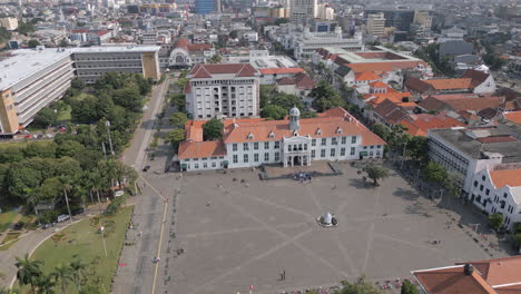 Drohnenrotation-Mit-Hohem-Winkel-Um-Den-Taman-Fatahillah-Platz-In-Der-Nachmittagssonne-Im-Alten-Batavia,-Jakarta