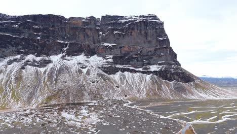 Erdige-Vulkanfelsenlandschaft-In-Island,-Schneebedeckter-Berghimmel-Im-Hintergrund,-Zeitlupe-Mit-Panorama-Des-Nordischen-Naturreservats