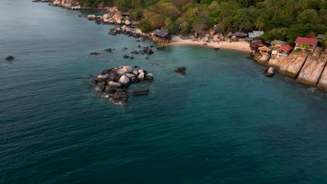 Wunderschöner-Filmischer-Drohnenflug-über-Eine-Tropische-Insel-Mit-Meer-In-Zeitlupe