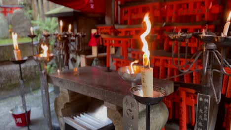 Velas-Alrededor-Del-Santuario-Sintoísta-Fushimi-Inari-Taisha-En-Japón