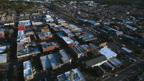 Drohnenaufnahme-Der-Gebäude-Im-Stadtzentrum-Von-Flagstaff,-Arizona,-USA,-Und-Des-Straßenverkehrs