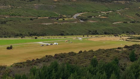 Luftumlaufbahn-Um-Schöne-Grüne-Gras-Flughafen-Landebahn-In-Der-Landschaft-Von-Glenorchy