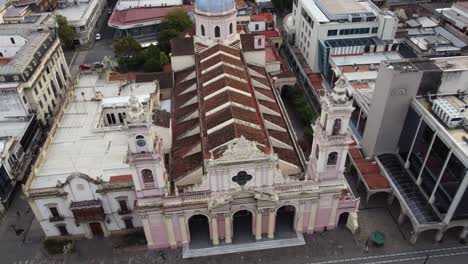 Aerial-tilts-down-to-neo-colonial-front-facade-of-Salta-Cathedral,-ARG