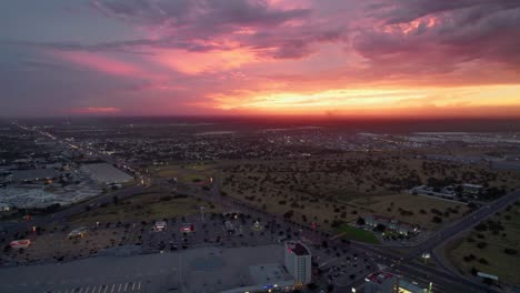 Vista-Aérea-De-Una-Impresionante-Puesta-De-Sol-Sobre-La-Ciudad-De-Reynosa,-Tamaulipas,-México