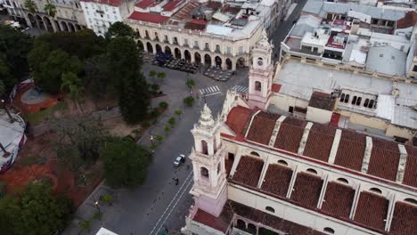 La-órbita-Aérea-De-La-Basílica-De-Salta-Revela-La-Plaza-Del-9-De-Julio-En-Salta-Argentina.