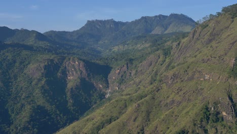 Cámara-Lenta-Vista-Del-Paisaje-De-La-Cordillera-Acantilados-Colinas-Con-Vegetación-Naturaleza-Amanecer-Pequeño-Pico-De-Adam-Ella-Sri-Lanka-Asia-Viajes-Turismo-Senderismo