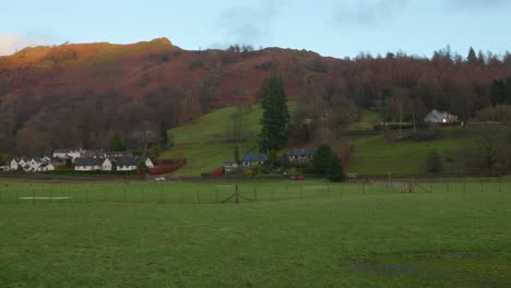 Panorama-De-La-Montaña,-El-Pueblo-Y-Los-Pastizales-Verdes-En-El-Distrito-De-Los-Lagos,-Cumbria,-Inglaterra