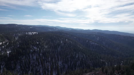 Eine-Drohnenaufnahme-Aus-Großer-Höhe-Zeigt-Ein-Schneebedecktes-Bergtal-In-New-Mexico