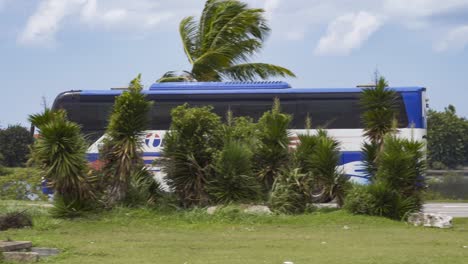 Chinesischer-Luxusbus-Yutong-ZK6122H9-Des-öffentlichen-Verkehrsunternehmens-Transtur-Bei-Der-Abfahrt-Aus-Havanna,-Kuba