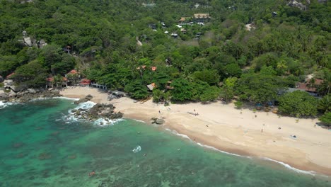 Increíble-Vista-Aérea-Sobre-La-Playa-De-Arena-En-Una-Isla-Tropical-Con-Selva