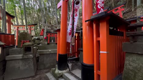 Orangefarbene-Schreine-Im-Fushimi-Inari-Taisha-In-Japan