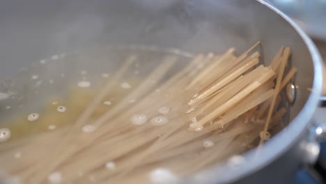 Pasta-spaghetti-noodles-in-boiling-water