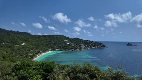 Impresionante-Vista-Aérea-Panorámica-De-Una-Playa-En-La-Isla-De-Koh-Tao-En-Tailandia.